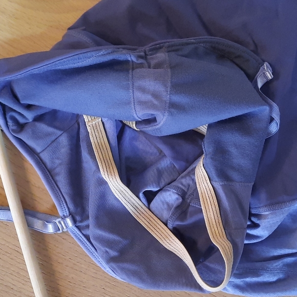 LULULEMON Sz 4 Workout Tank With Built-in Bra Shelf & Adjustable Straps - Picture 5 of 5